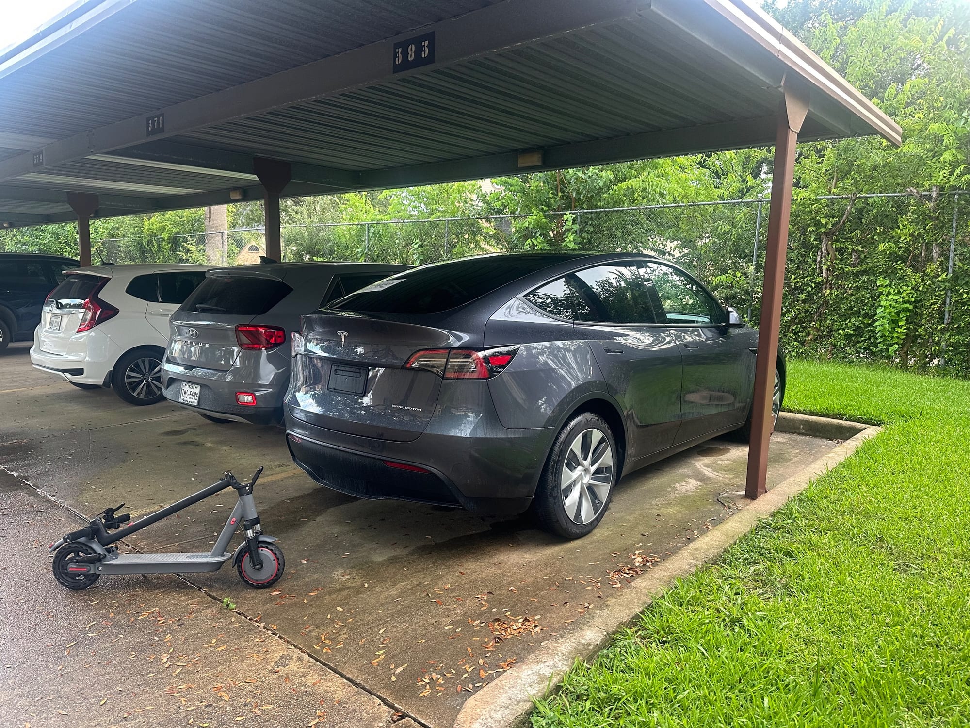 2021 Tesla Model Y Long Range All-Wheel Drive — photo 2 of 4